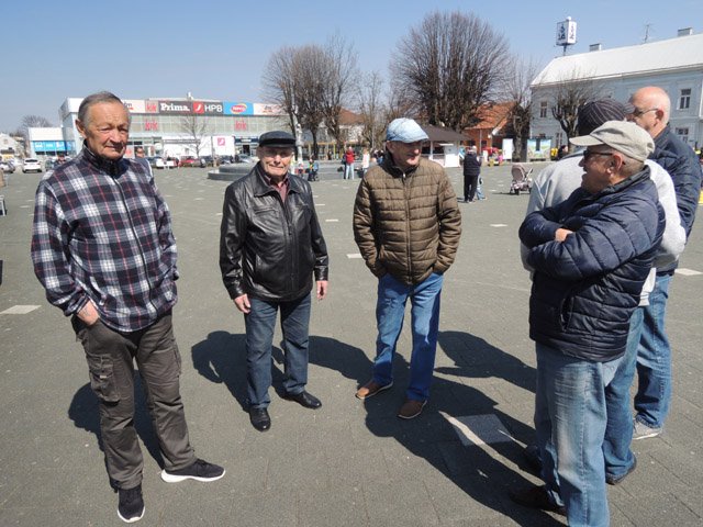 Gospićki umirovljenici na proljetnom suncu/Snimio Marko Čuljat                                                                                                                                                                                            